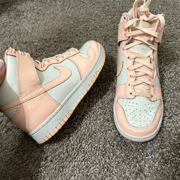 Nike Dunk High "Crimson Tint" - Picture 2 of 6